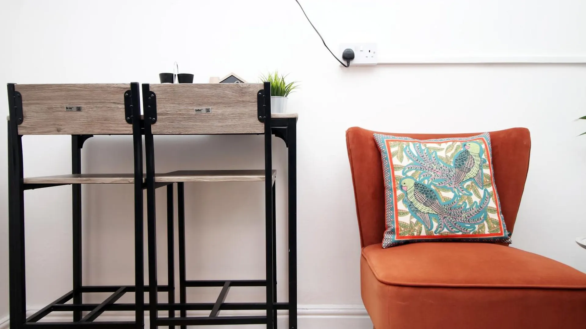City Stay! Smart Tvs In Every Room! Sleeps 4 & Parking Available, 2 Min Walk To Shops, Bars And Restaurants Cardiff 0*,